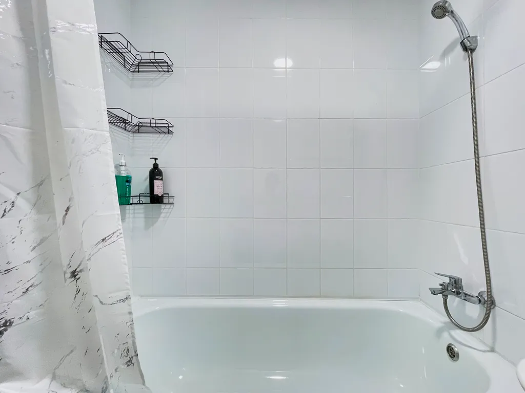 Уютная светлая трешка кухня отдельно, 2 балкона