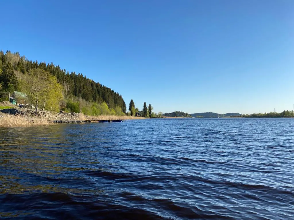 Деревенский дом у озера