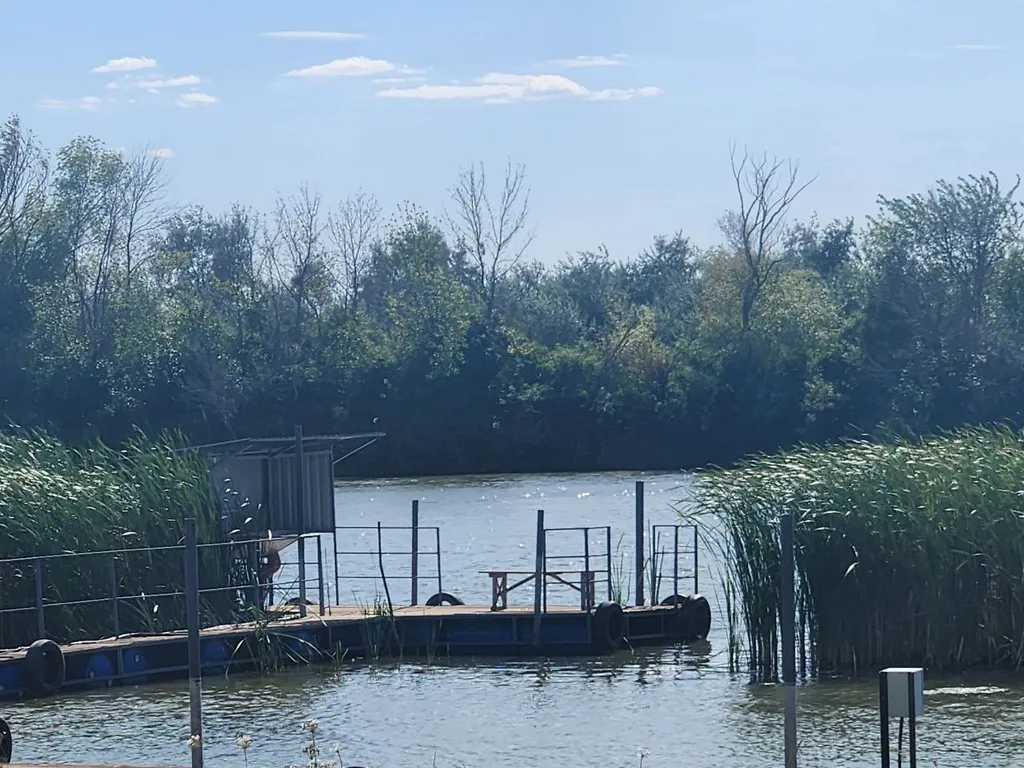 Коттедж у реки