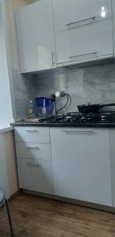 Уютная однокомнатная квартира в спокойном районе, с кроватью и диваном