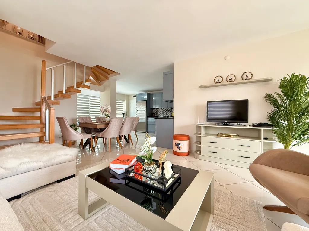 Двухуровневые апартаменты с видом на море и горы