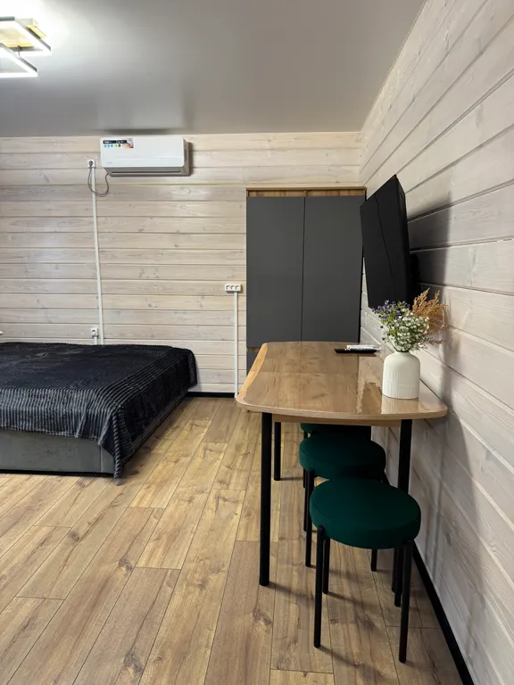 Уютный дом у реки