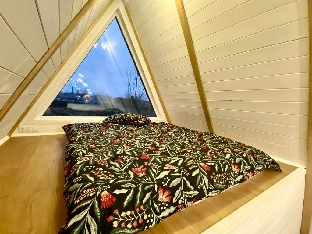 Уютный треугольный домик