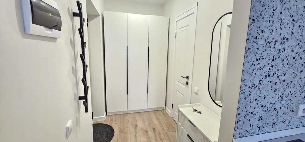 Современная студия с видом на лес