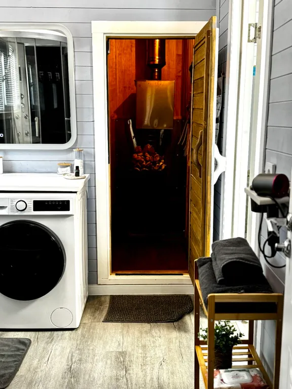 Дом-баня с большой верандой и массажной кроватью