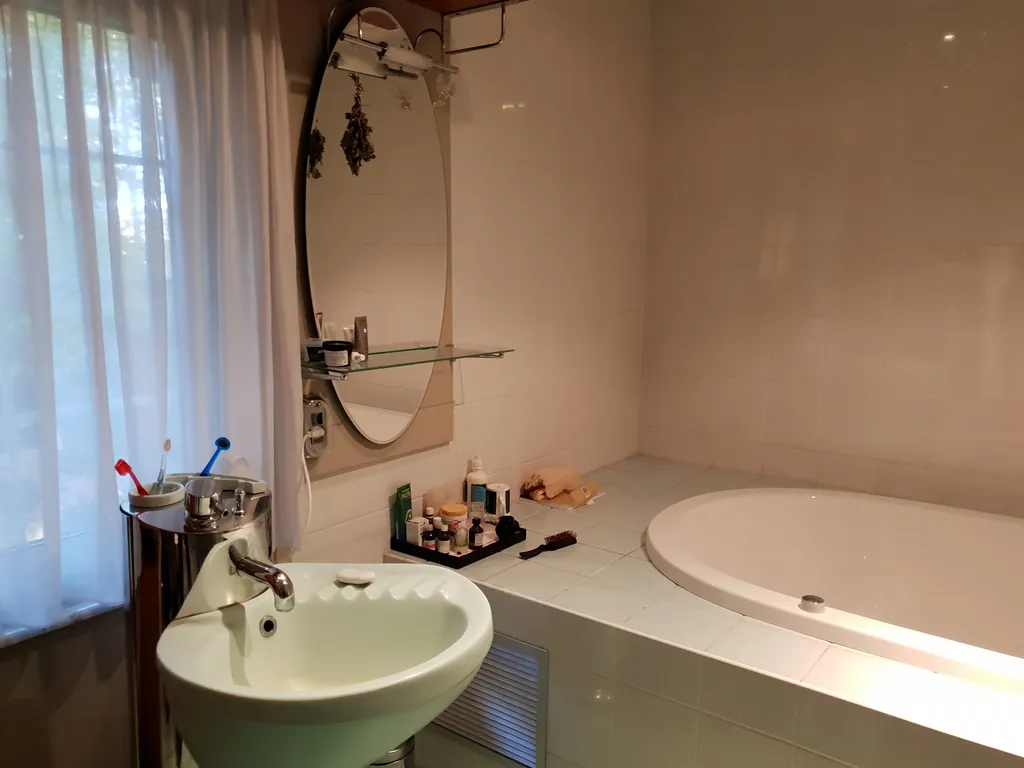 Загородный дом с бассейном и банкетным залом