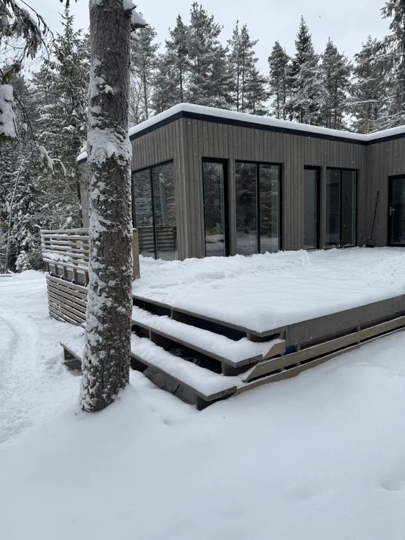 Дом в лесу рядом с озером