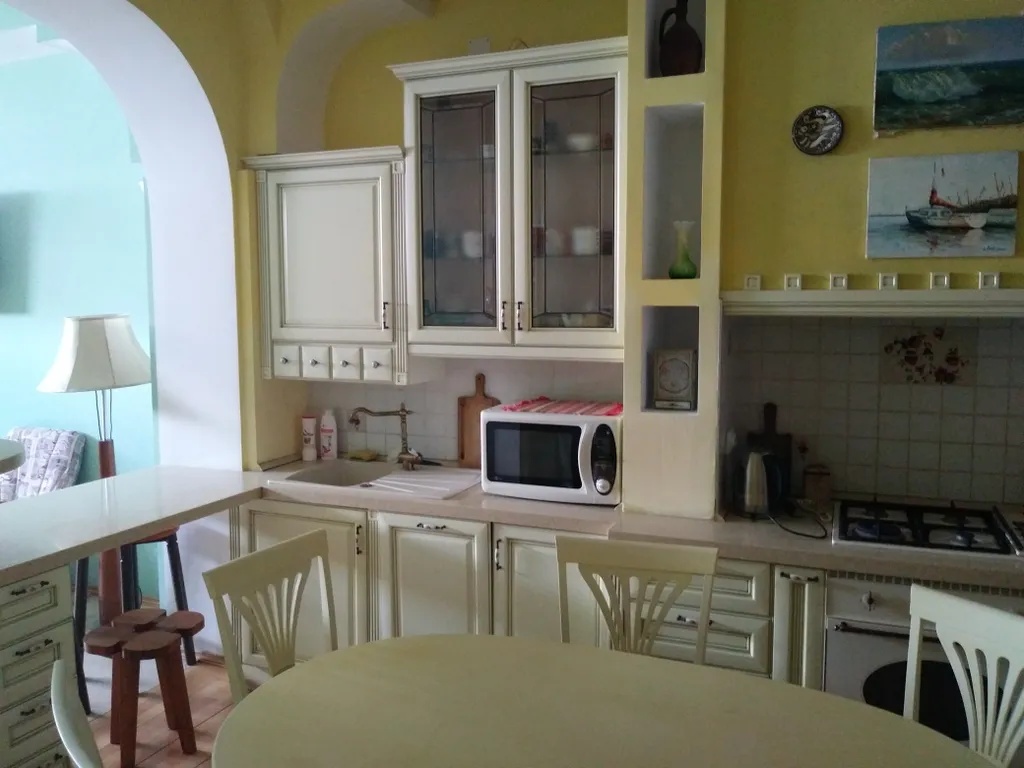 Эллинг на берегу моря