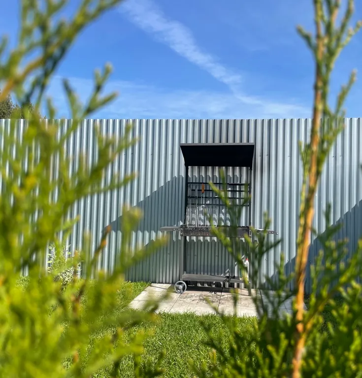 Дом в стиле барнхаус с тёплым бассейном и сауной