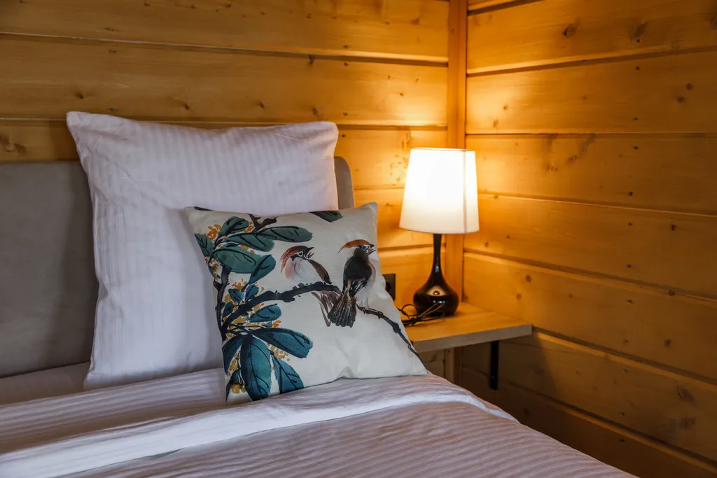 Коттедж для двоих в лесу у пруда