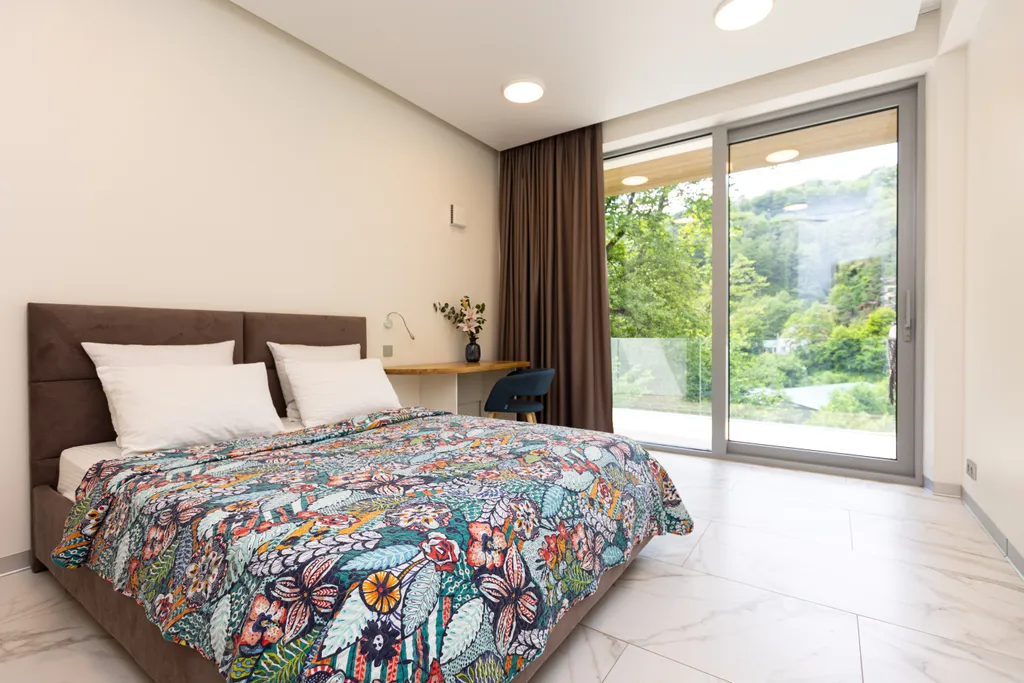 Просторная квартира с живым камином и видом на горы