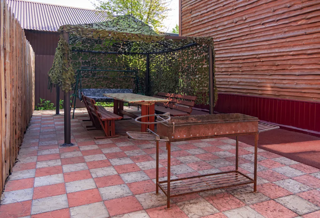 Дом с горкой в бассейне