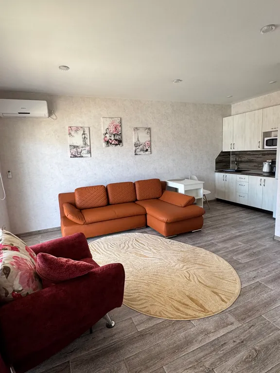 Дом с отдельным въездом и двором