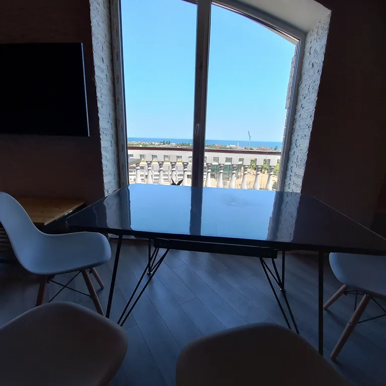 Квартира с балконом на высоте птичьего полета