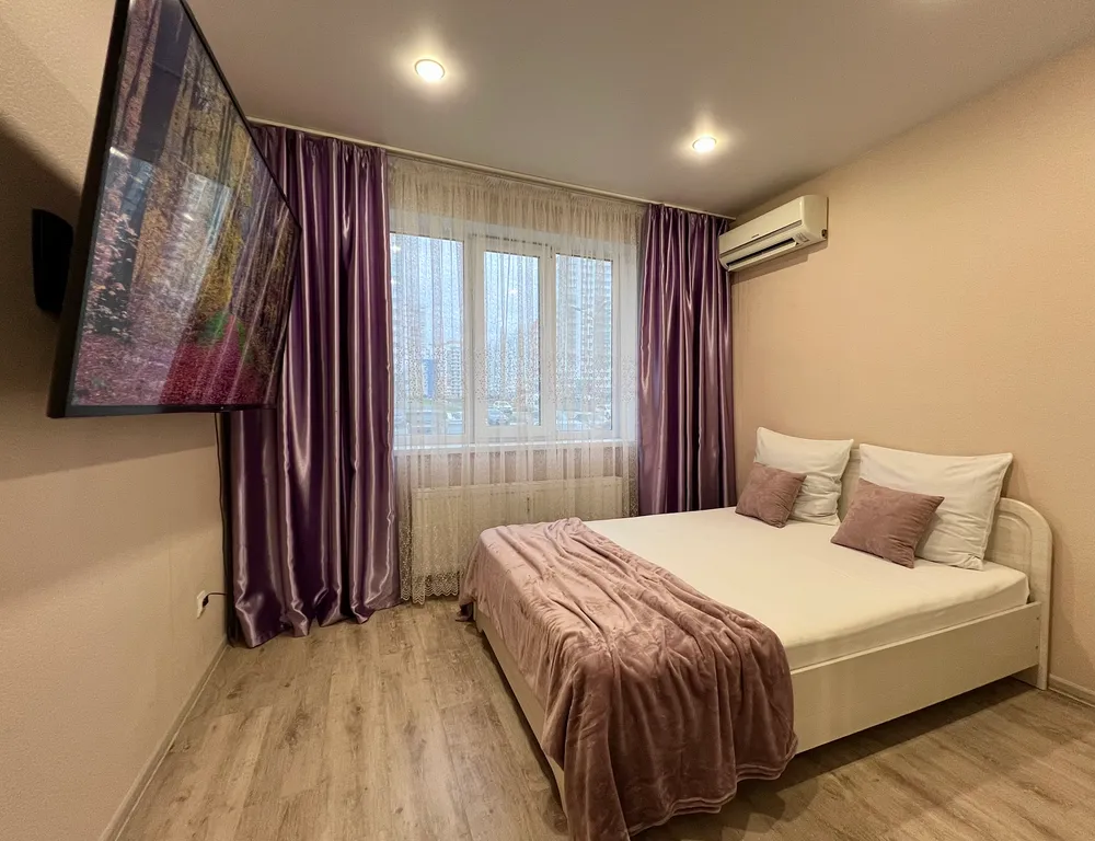 Дизайнерская квартира с огромным телевизором напротив кровати