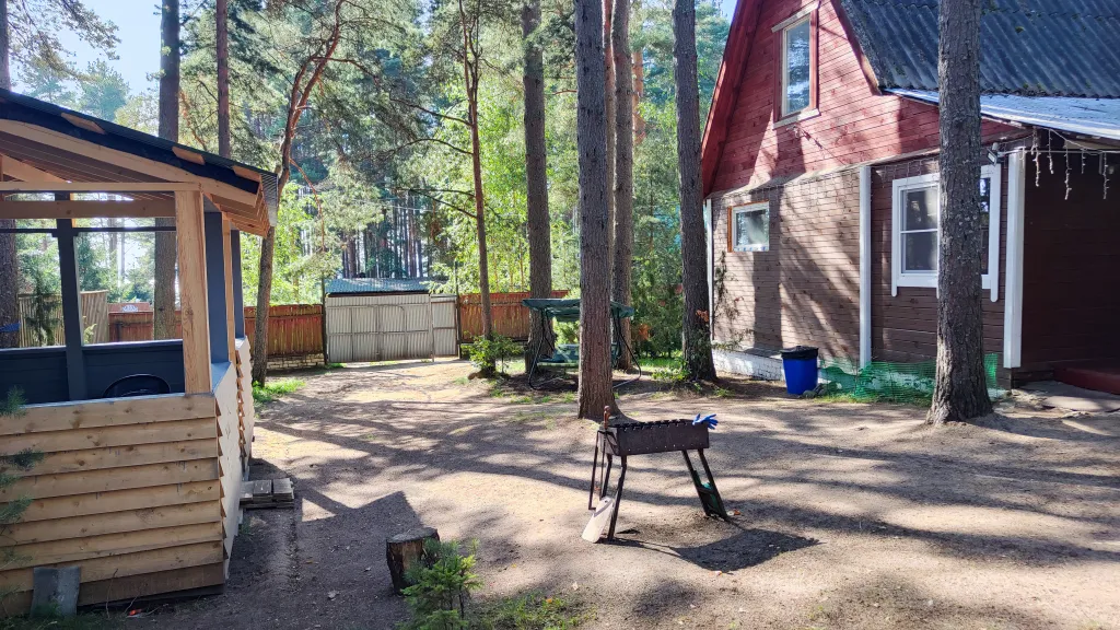 Коттедж Дом с баней, банным чаном, детской площадкой и батутом у озера в сбору — Ланино