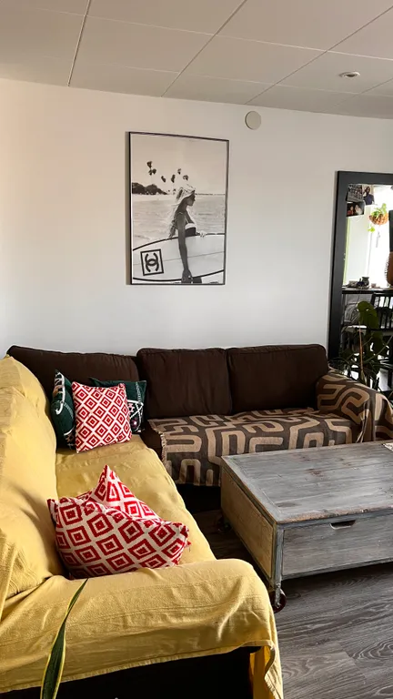 Уютная комната с балконом в центре