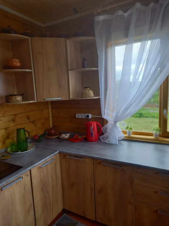 Уютный домик на берегу живописного озера