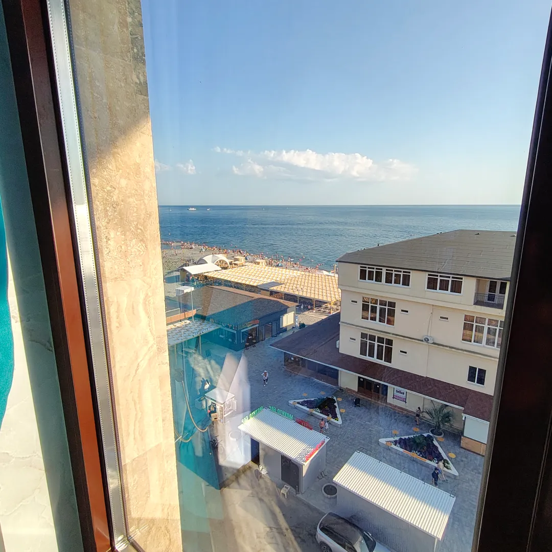 Вид  с кровати на море