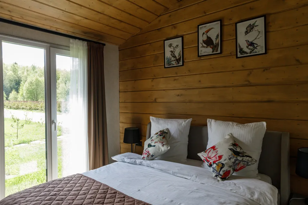 Просторный двухкомнатный коттедж в лесу у пруда