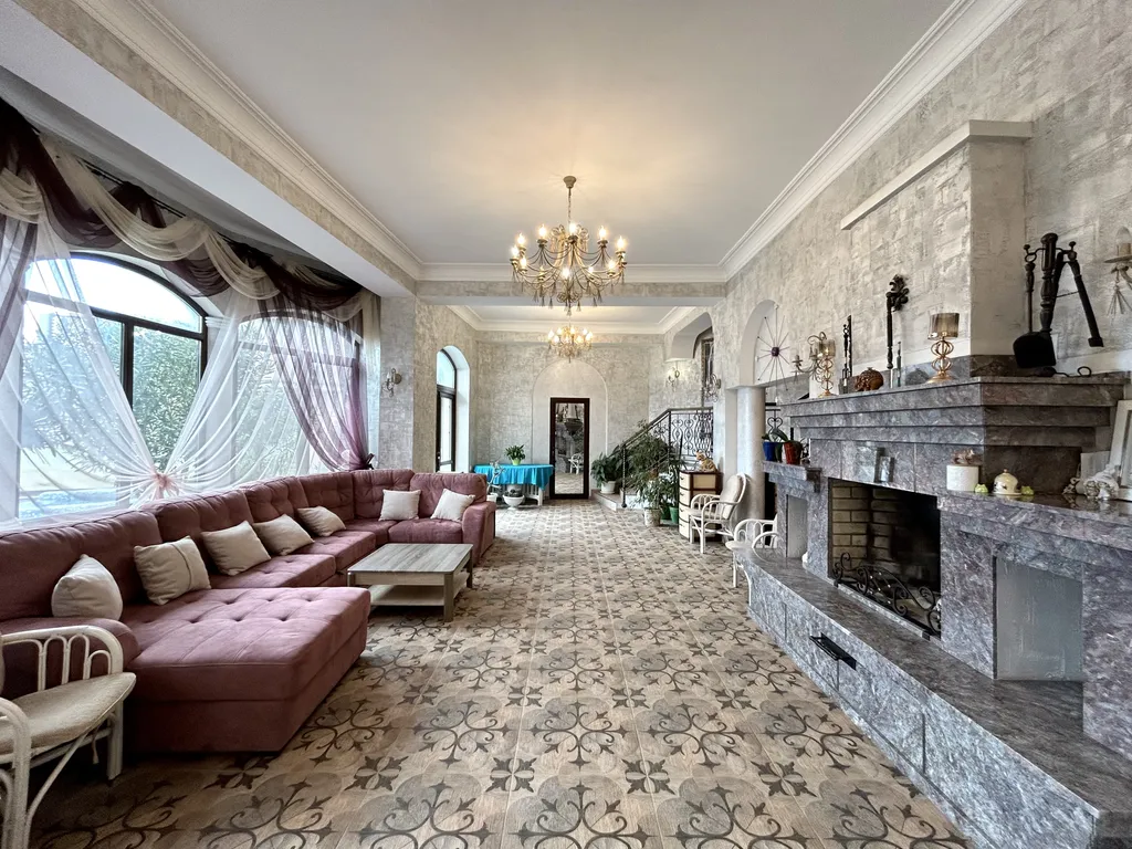 Вилла с бассейном и сауной в центре Ялты