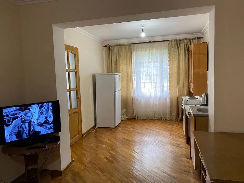 4-комнатная квартира в центре Пицунды