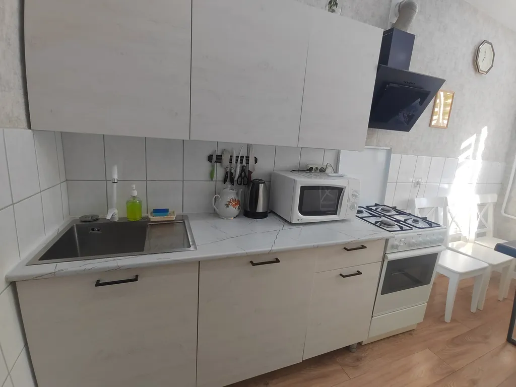 Трёхкомнатная квартира с раздельными комнатами, балконом в центре