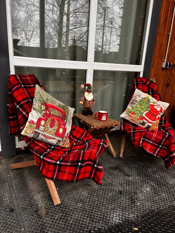 Дом с купелью и сауной, костровой зоной, мангалом и качелями