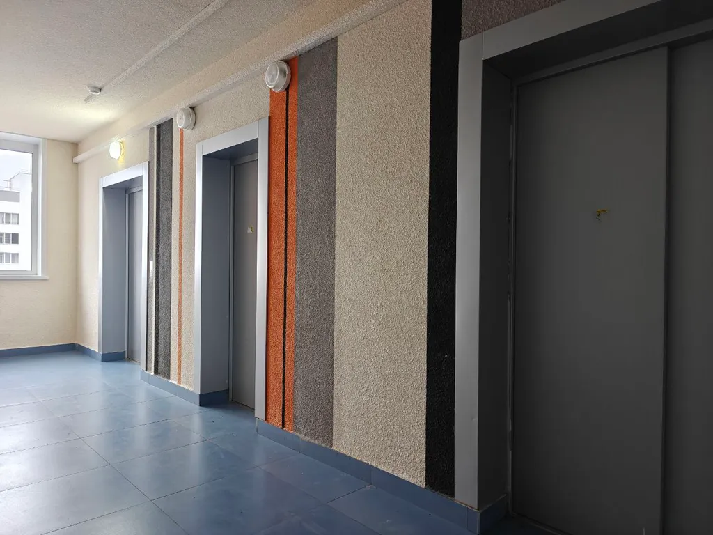 Современная однокомнатная квартира-студия, оформленная в светлых тонах