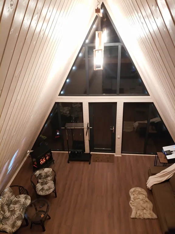 А-фрейм с чаном у леса