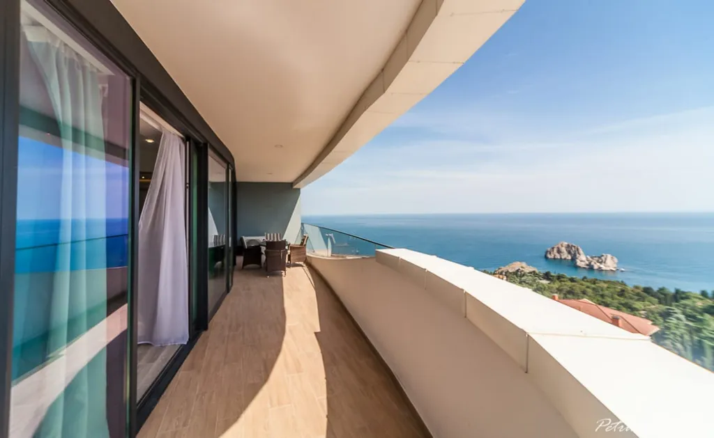 Квартира с панорамным видом на море и горы на юбк