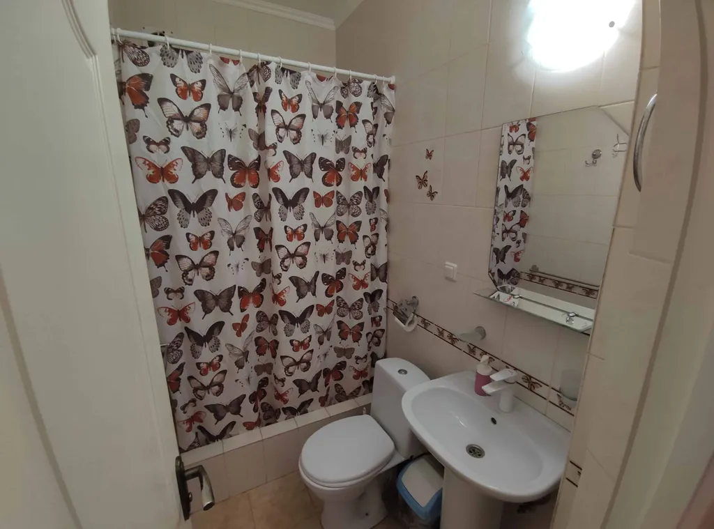 №13 Трёхместный номер с балконом с видом на парковку.