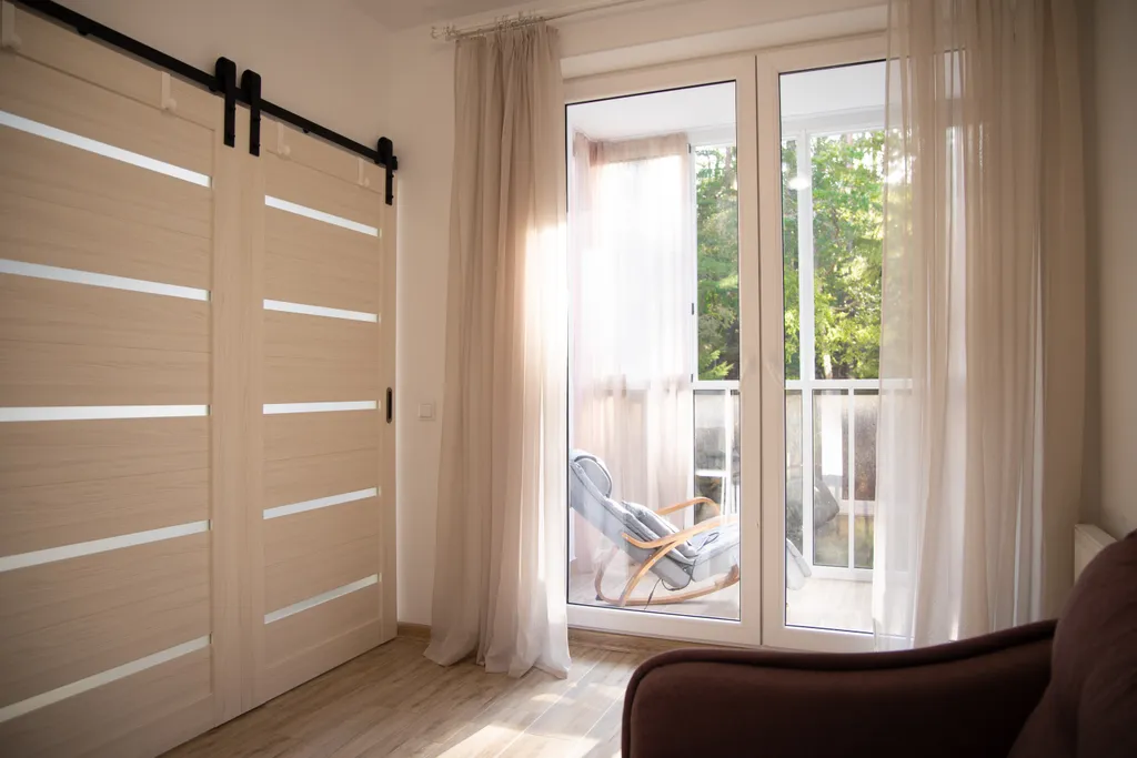 Студия с видом на сосновый лес