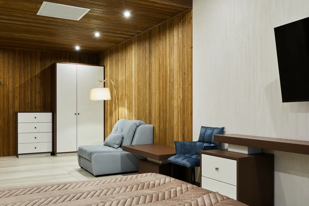 Полулюкс с кроватью размера king-size и видом на озеро