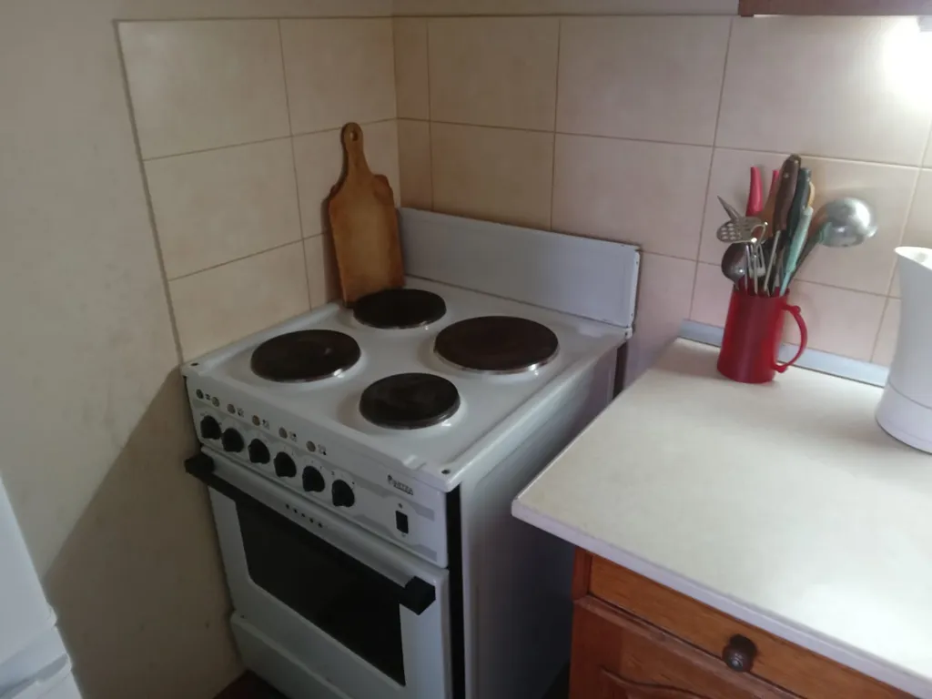 Маяк и море через дорогу