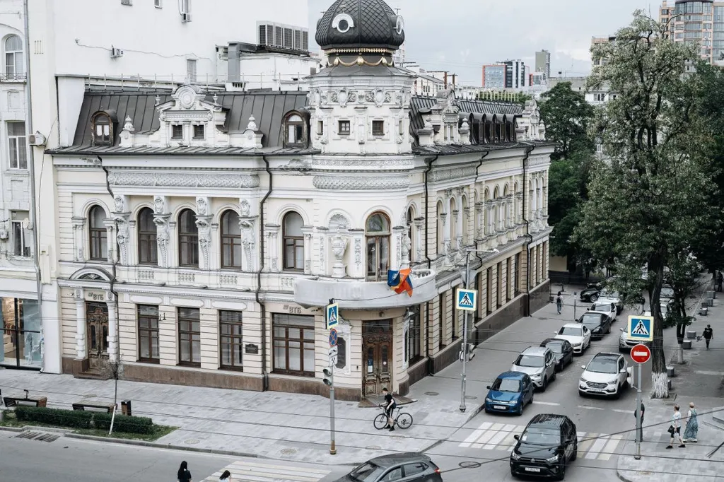 Сталинская Трёшка Халтуринский на главной улице города