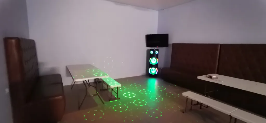 Гостевой дом у озера и леса для компании