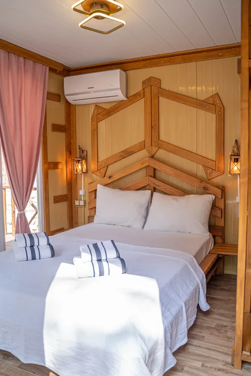 Бунгало в сосновом лесу на берегу Средиземного моря, Турция