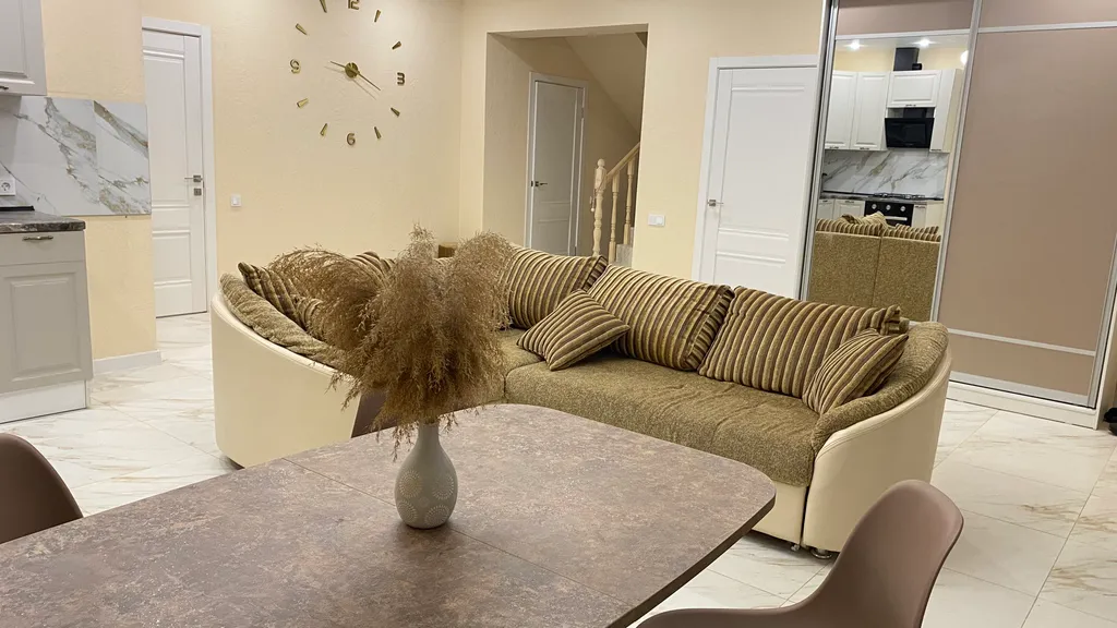 Большой новый дом в черте города