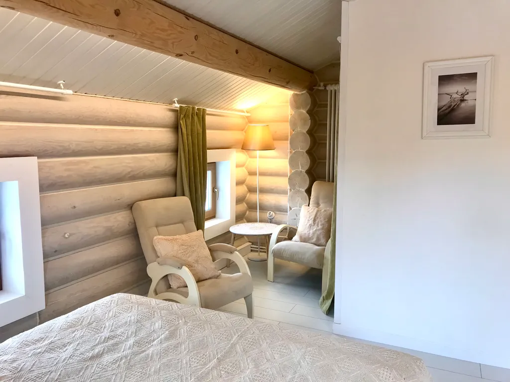 Дом на скале с видом на озеро