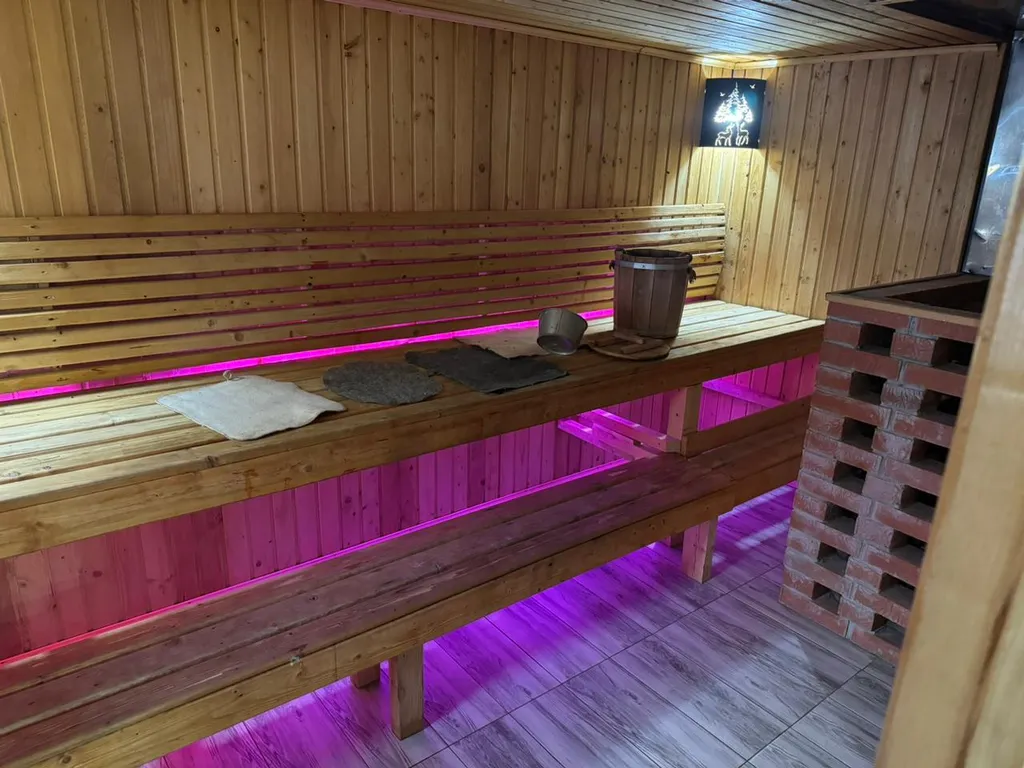 Двухэтажный дом с баней и бассейном