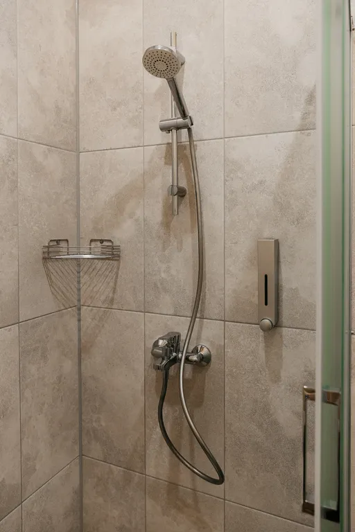 Дом с панорамными окнами и террасой в окружении леса