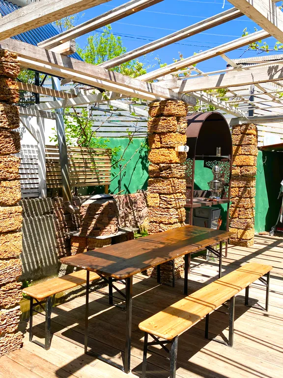 Дом с подогреваем бассейном, зоной отдыха в самом центре Новороссийска