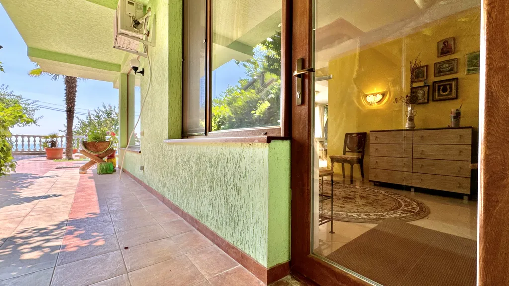 Дом с бассейном в Аутке