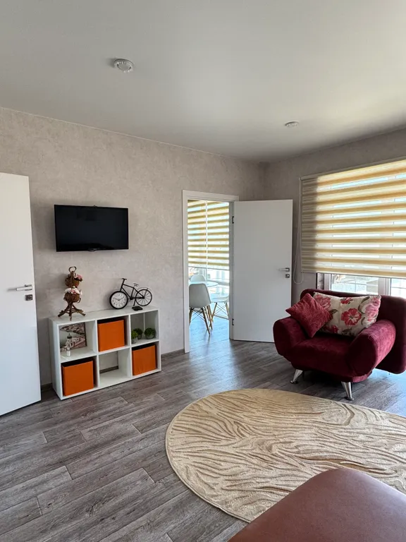 Дом с отдельным въездом и двором