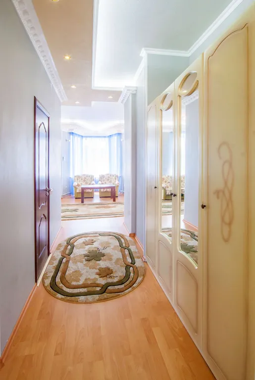 Дом с видом на сад и озеро