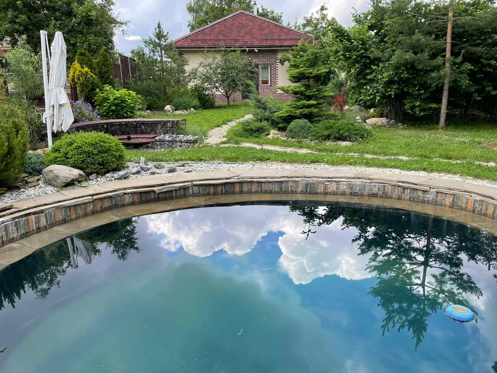 Дом с баней и бассейном