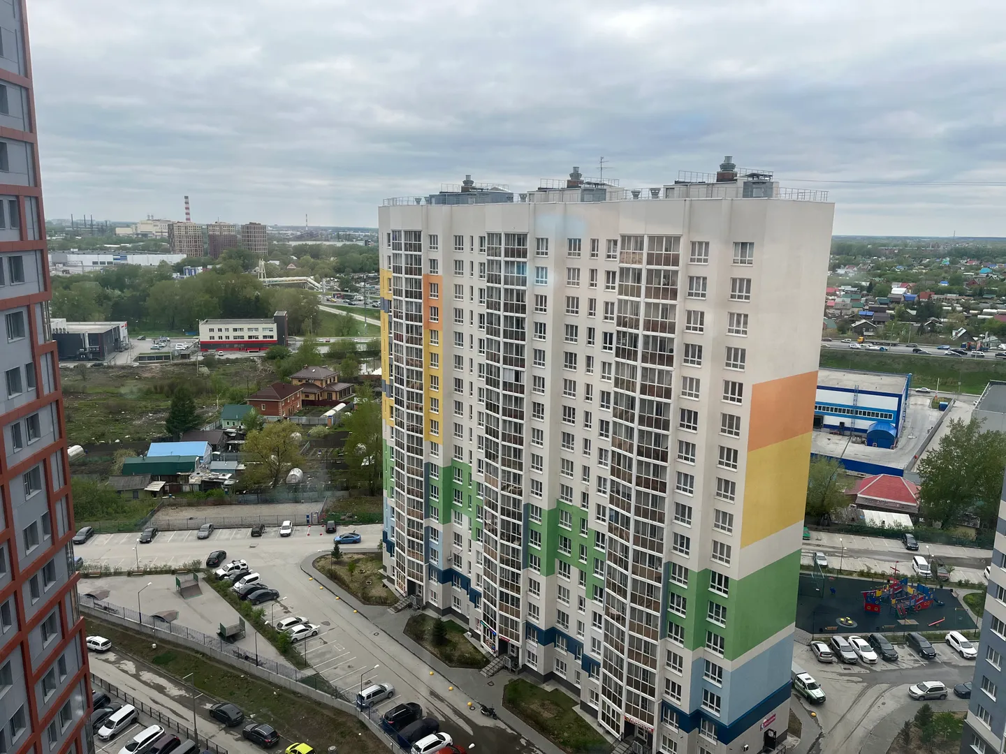 Вид на соседнюю дополнительную  парковку , туда тоже сможем запустить 