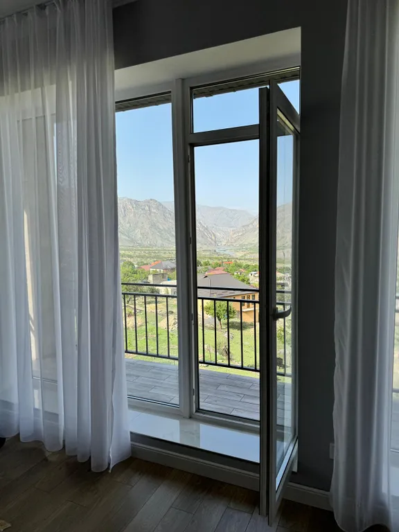 Новый стильный дом с видом на горы