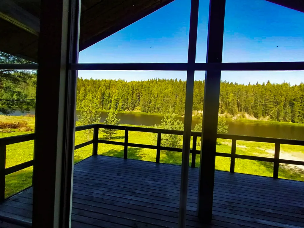 Домик на берегу реки